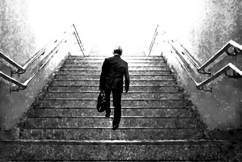 階段を歩く男性