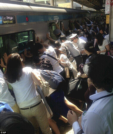 浦和駅で、列車とホームの間に挟まれた女性を助ける画像。